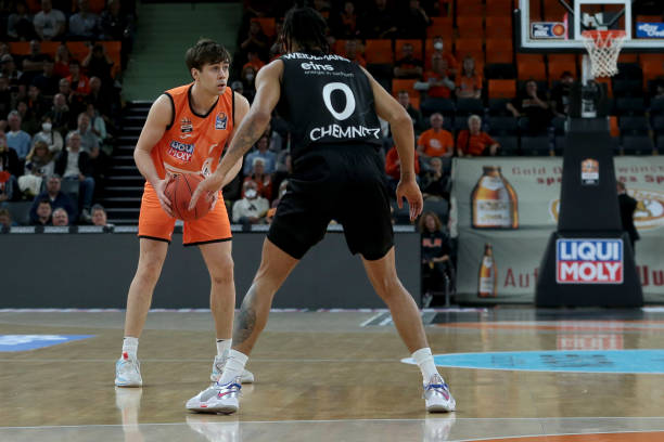 观看詹姆斯 观看詹姆斯