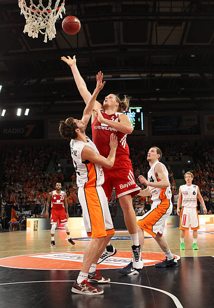 牵动着两方 牵动着两方